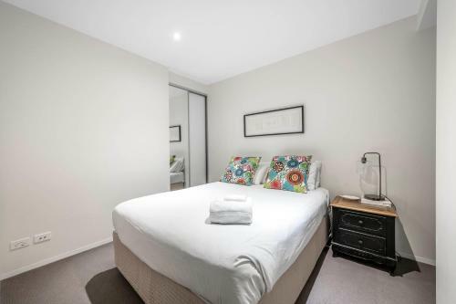 Beautiful Modern Lake View Apartment