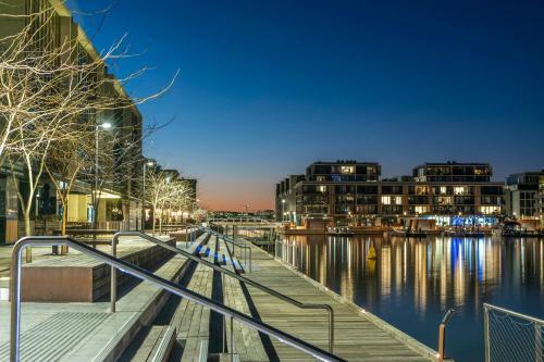 Beautiful Modern Lake View Apartment