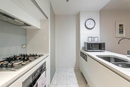 Beautiful Modern Lake View Apartment