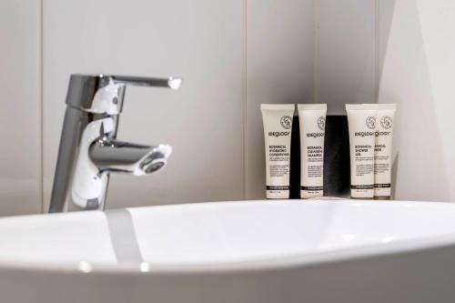 Beautiful Modern Lake View Apartment