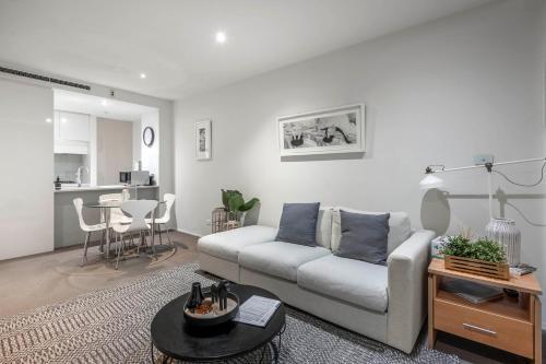 Beautiful Modern Lake View Apartment