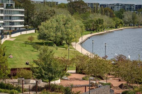 Beautiful Modern Lake View Apartment