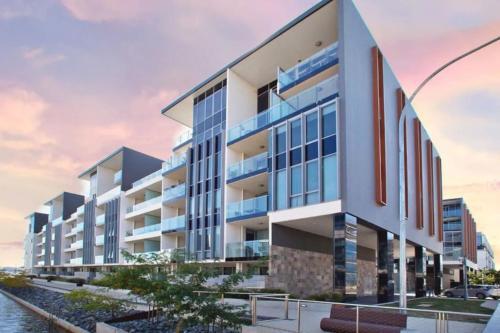 Beautiful Modern Lake View Apartment