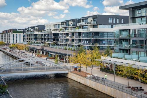 Beautiful Modern Lake View Apartment