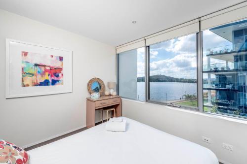 Beautiful Modern Lake View Apartment