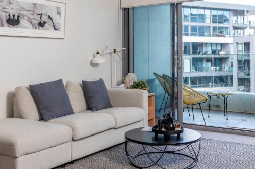 Beautiful Modern Lake View Apartment