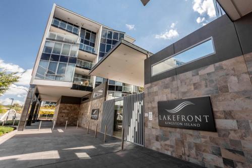 Beautiful Modern Lake View Apartment