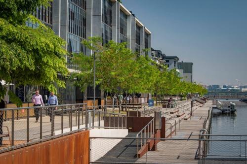 Beautiful Modern Lake View Apartment