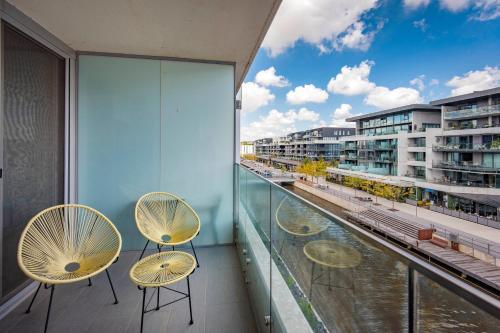 Beautiful Modern Lake View Apartment