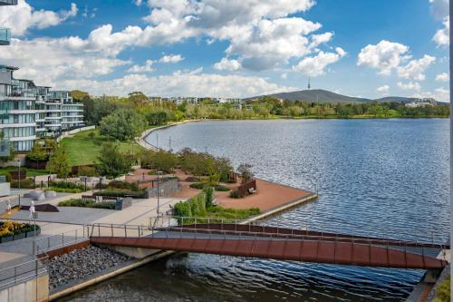 Beautiful Modern Lake View Apartment