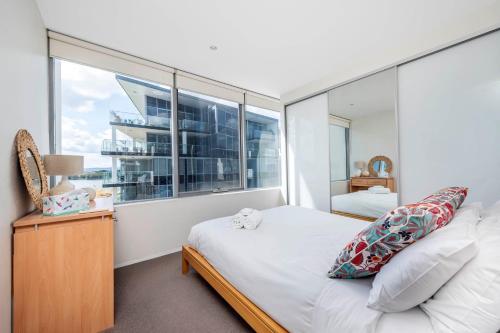 Beautiful Modern Lake View Apartment