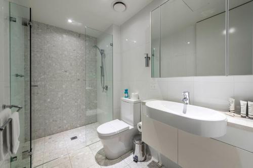 Beautiful Modern Lake View Apartment