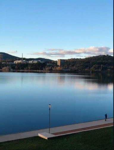 Beautiful Modern Lake View Apartment