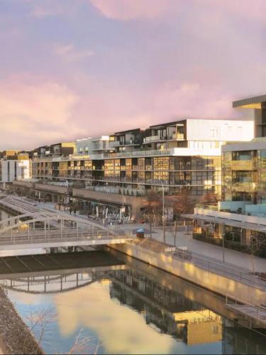 Beautiful Modern Lake View Apartment