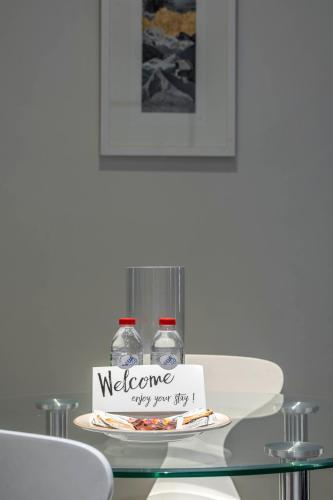 Beautiful Modern Lake View Apartment