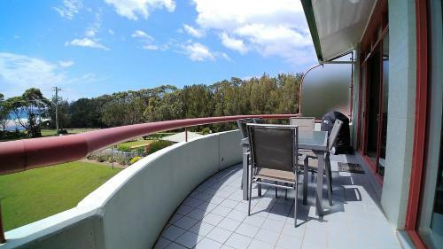 Fathoms Apartment 18/1a Mitchell Pde - All Linen Provided