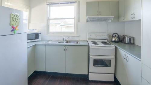 Lockhart Ave 76