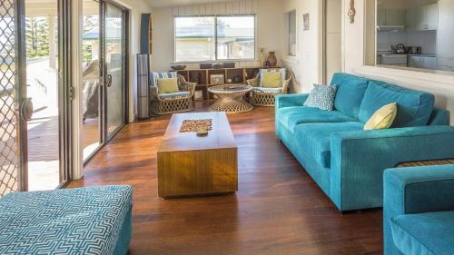 Lockhart Ave 76