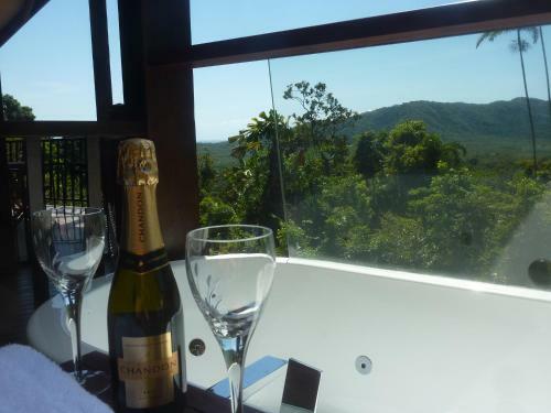Daintree Holiday Homes - Yurara