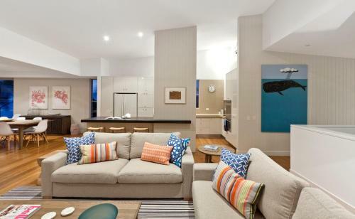 Spacious With Surf Views, Sunshine Beach
