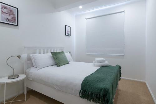 Stylish Renovated Home - Ocean Views - Fireplace