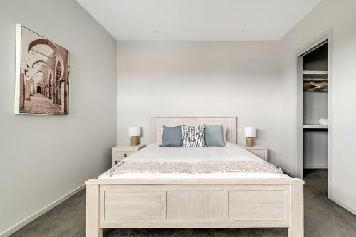 Magnificent 5-bedroom Home // Pool & Ocean View