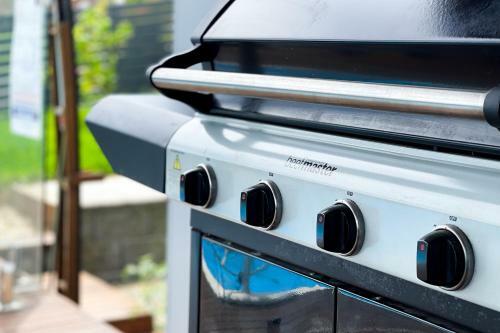 Magnificent 5-bedroom Home // Pool & Ocean View