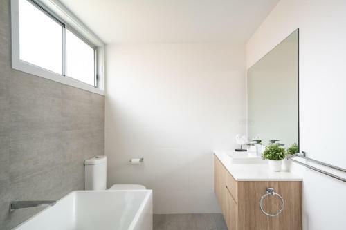 Magnificent 5-bedroom Home // Pool & Ocean View