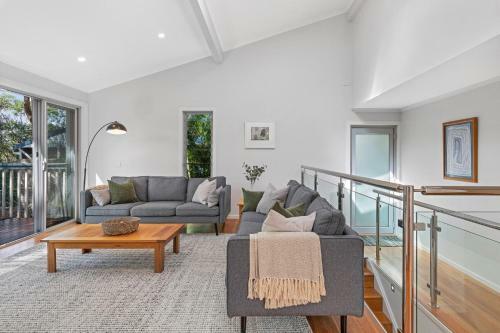 4 Bedroom Coastal House// Moments From Beach