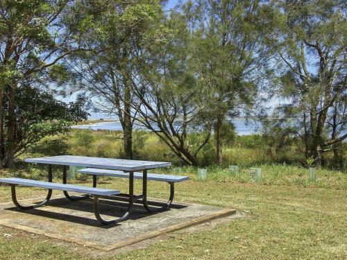 Bellevue - Overlooking Serene Lake Woolumboola