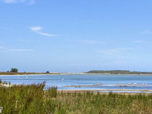 Bellevue - Overlooking Serene Lake Woolumboola