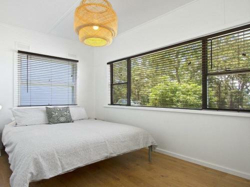 Bellevue - Overlooking Serene Lake Woolumboola