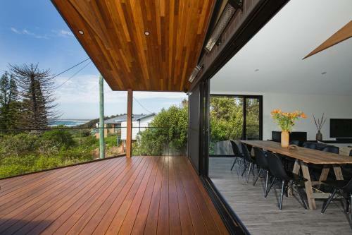 Seaview - Pet Friendly With Stunning Views - 1 Min To Beach
