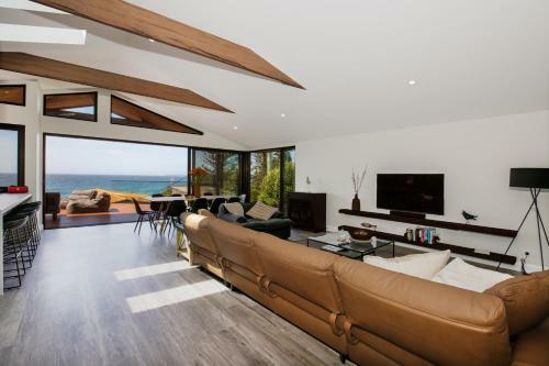 Seaview - Pet Friendly With Stunning Views - 1 Min To Beach