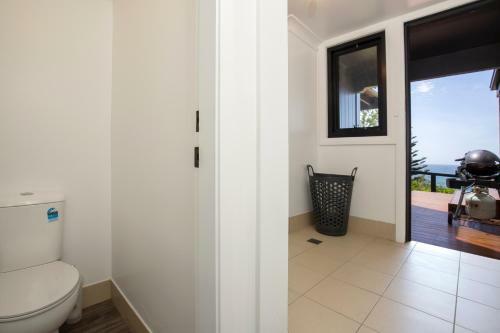 Seaview - Pet Friendly With Stunning Views - 1 Min To Beach