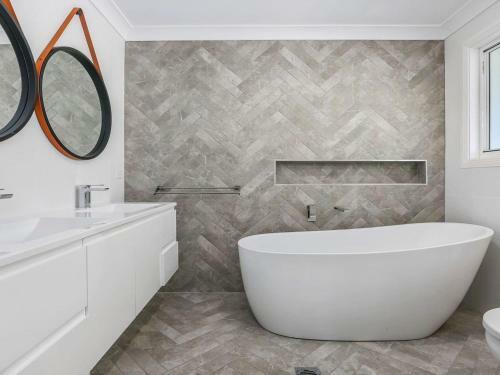 Dayz Dreamin - Pool, Gas Fireplace And Beachfront