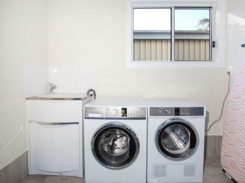 Tranquility Absolute Waterfront - Pet Friendly - 10 Mins To Hyams Beach
