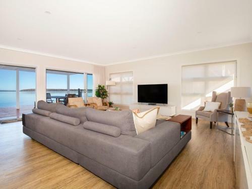 Tranquility Absolute Waterfront - Pet Friendly - 10 Mins To Hyams Beach