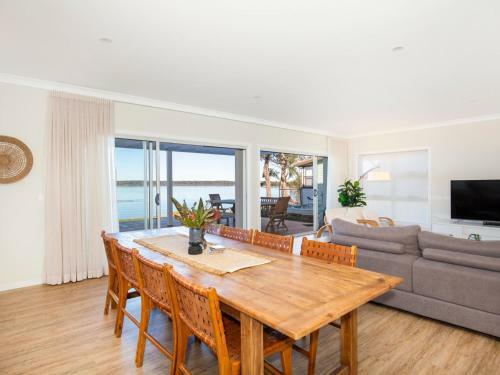 Tranquility Absolute Waterfront - Pet Friendly - 10 Mins To Hyams Beach