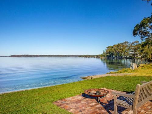 Tranquility Absolute Waterfront - Pet Friendly - 10 Mins To Hyams Beach