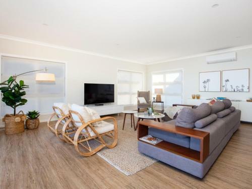 Tranquility Absolute Waterfront - Pet Friendly - 10 Mins To Hyams Beach