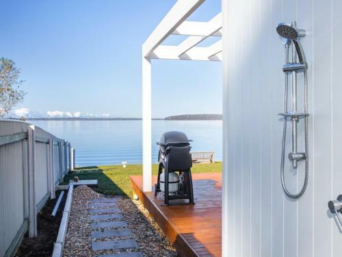 Tranquility Absolute Waterfront - Pet Friendly - 10 Mins To Hyams Beach