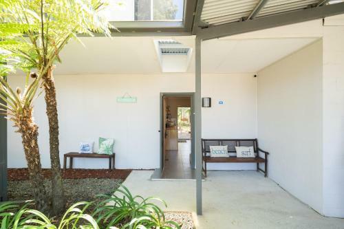 Quiet 4-bedroom House // Private Pool & Fireplace