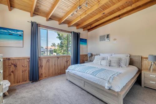 Quiet 4-bedroom House // Private Pool & Fireplace