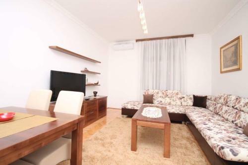 Apartment "adi"