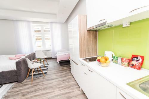 150sqm Apartment With 4 Units! Great For Groups