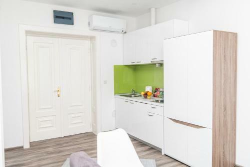 150sqm Apartment With 4 Units! Great For Groups