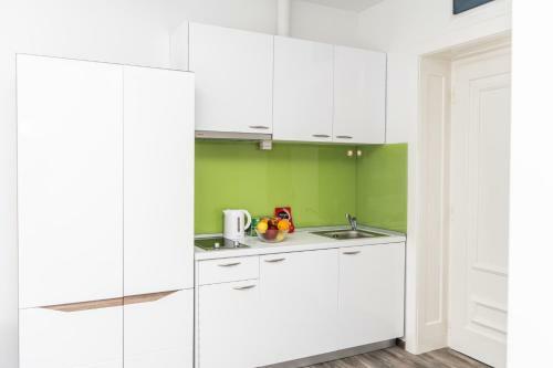 150sqm Apartment With 4 Units! Great For Groups