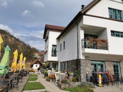 Albergue Restoran Mlin Vare?