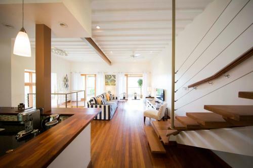This Lofttownhouse Is Spacious, Flooded With Natural Light